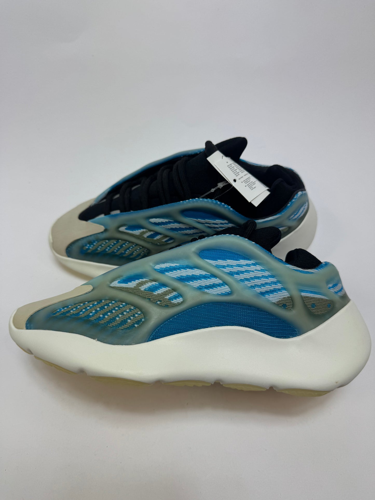 Yeezy 700 V3 Arzareth rechte Außenseite mit blauem Primeknit-Upper