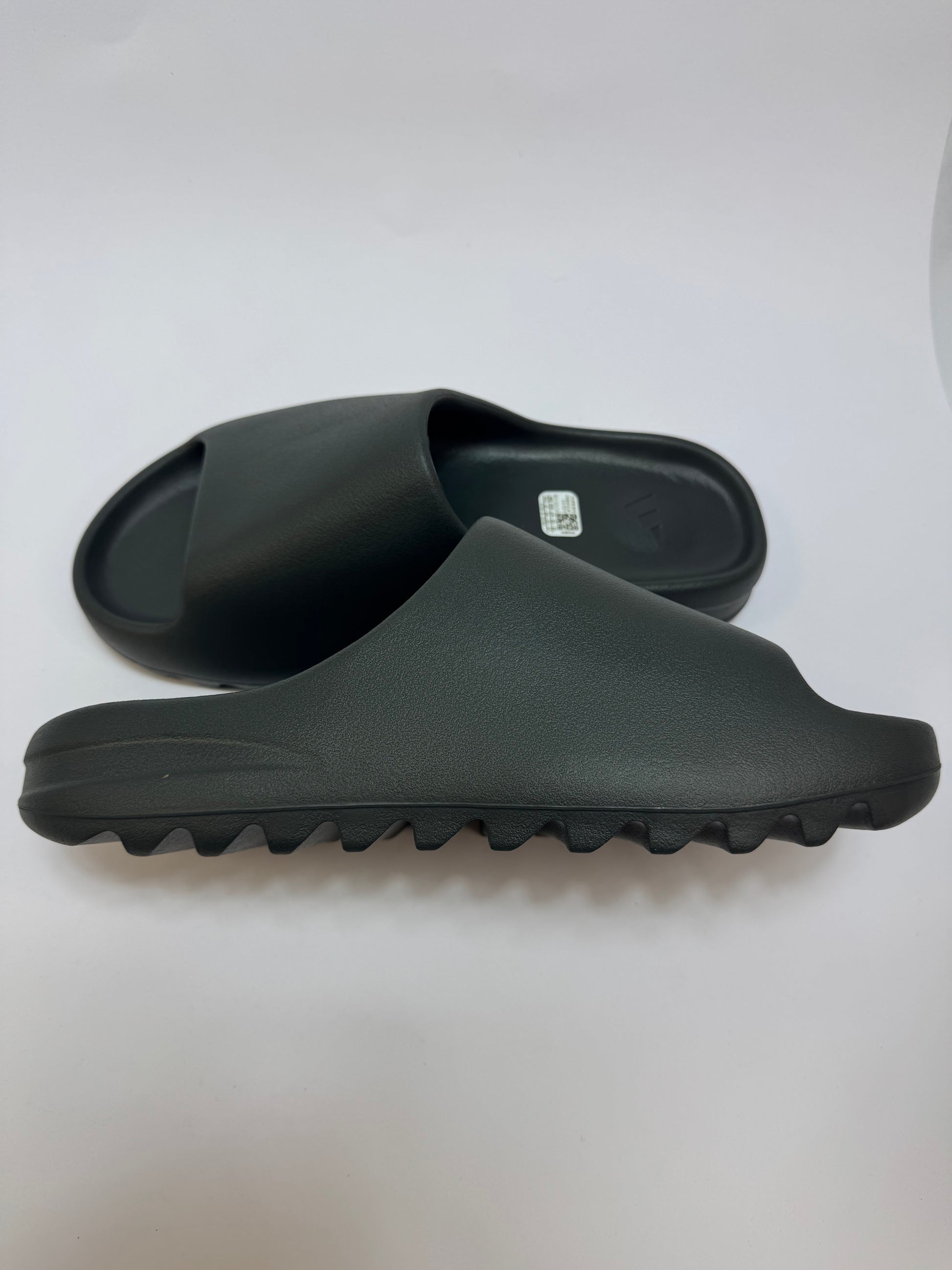 Yeezy Slide Dark Onyx linke Ansicht mit strukturierter Sohle und klarer Linie