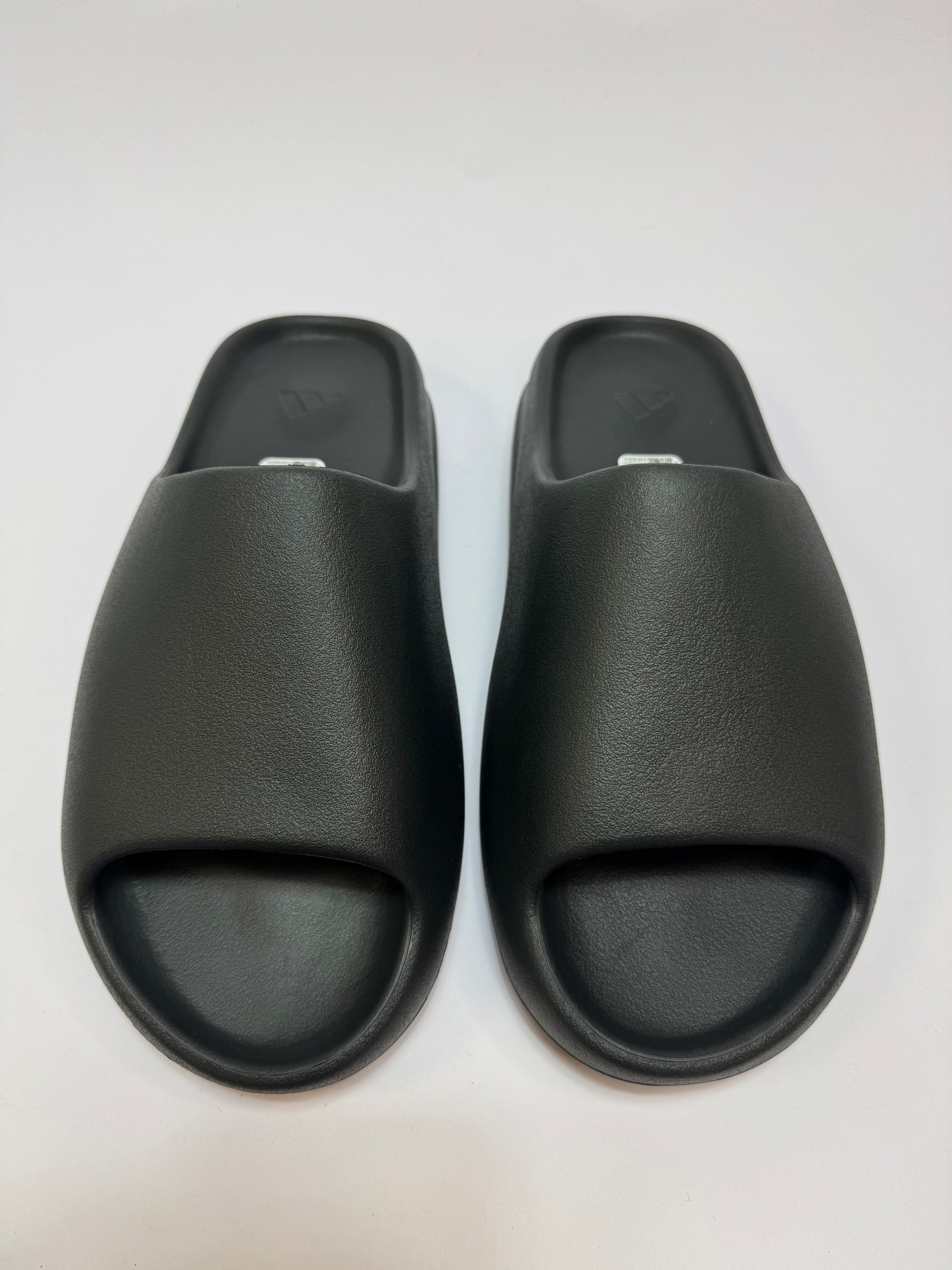 Nahaufnahme des Riemens – strukturierte Textur in dunklem Onyx