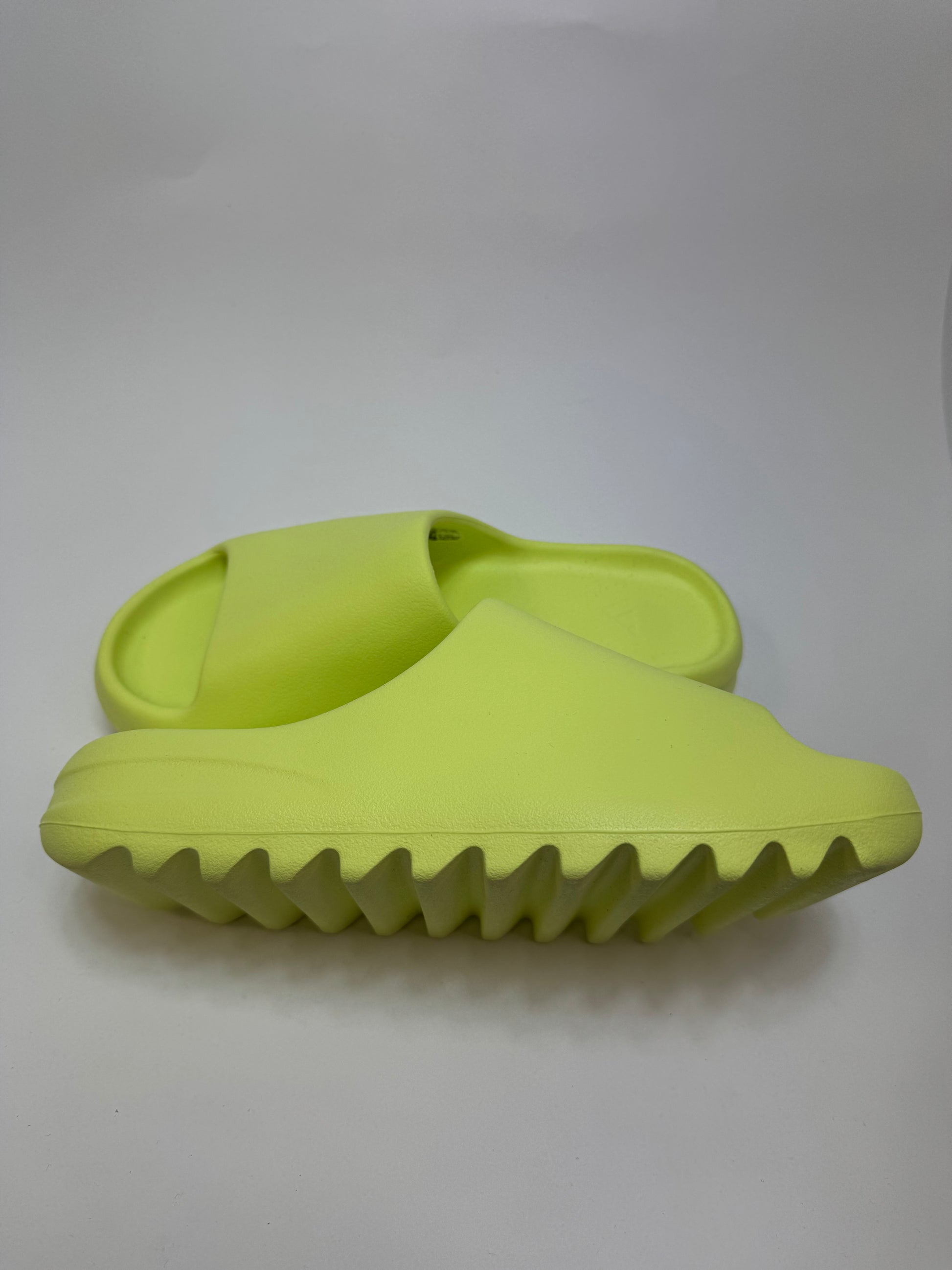 Yeezy Slide Glow Green linke Ansicht mit dezentem Green Tint und glatter Oberfläche