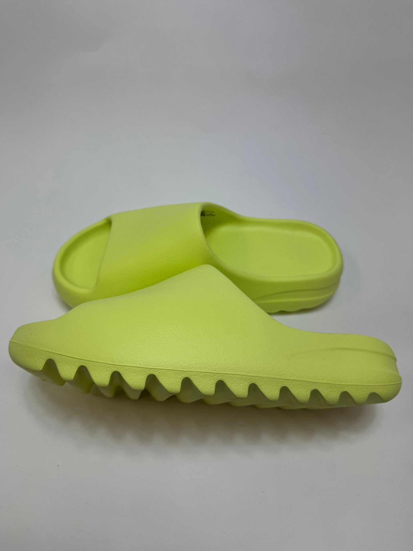 Yeezy Slide Glow Green rechte Außenseite mit leuchtendem Glow-Grün Obermaterial
