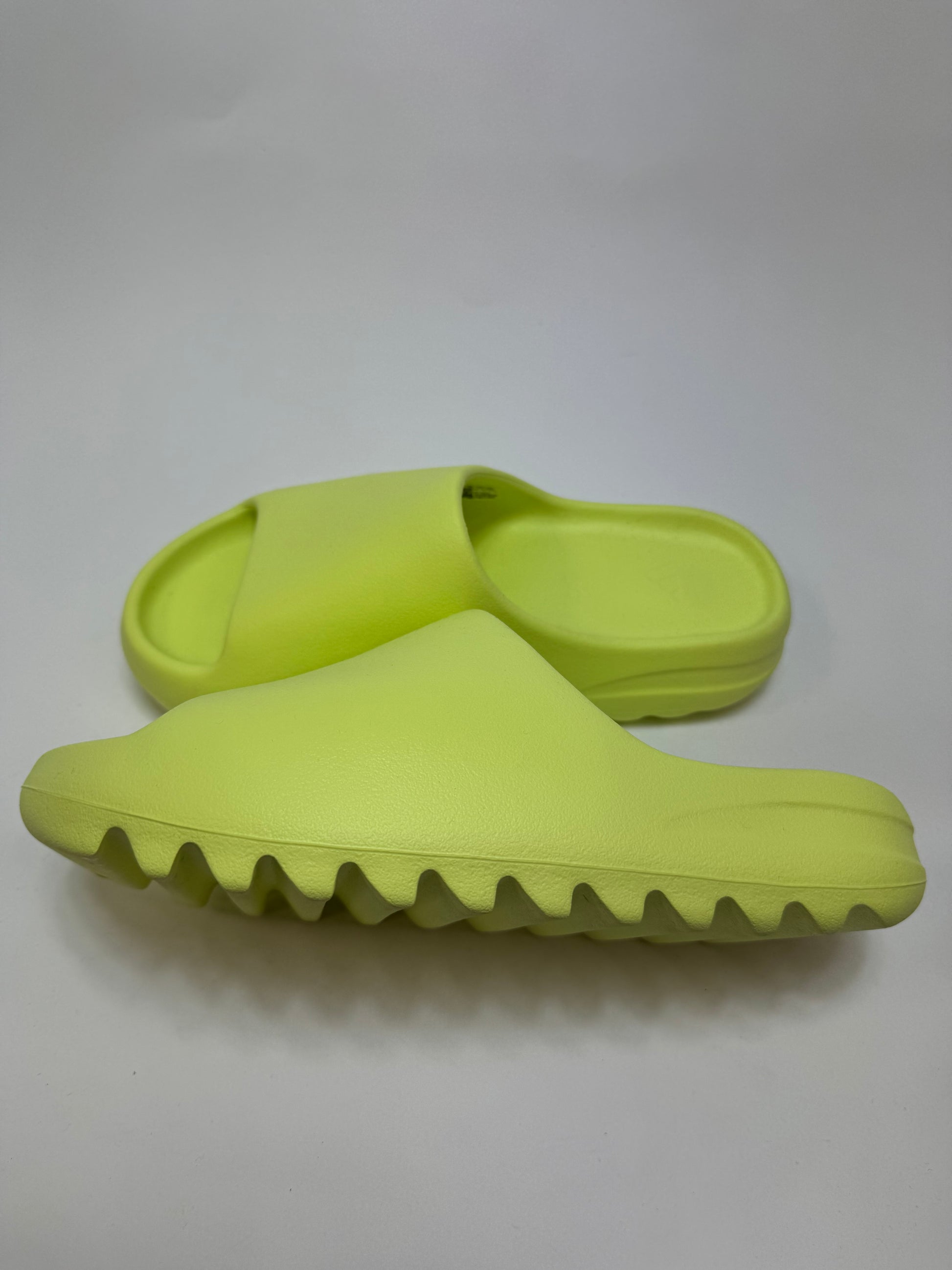 Yeezy Slide Glow Green rechte Außenseite mit leuchtendem Glow-Grün Obermaterial