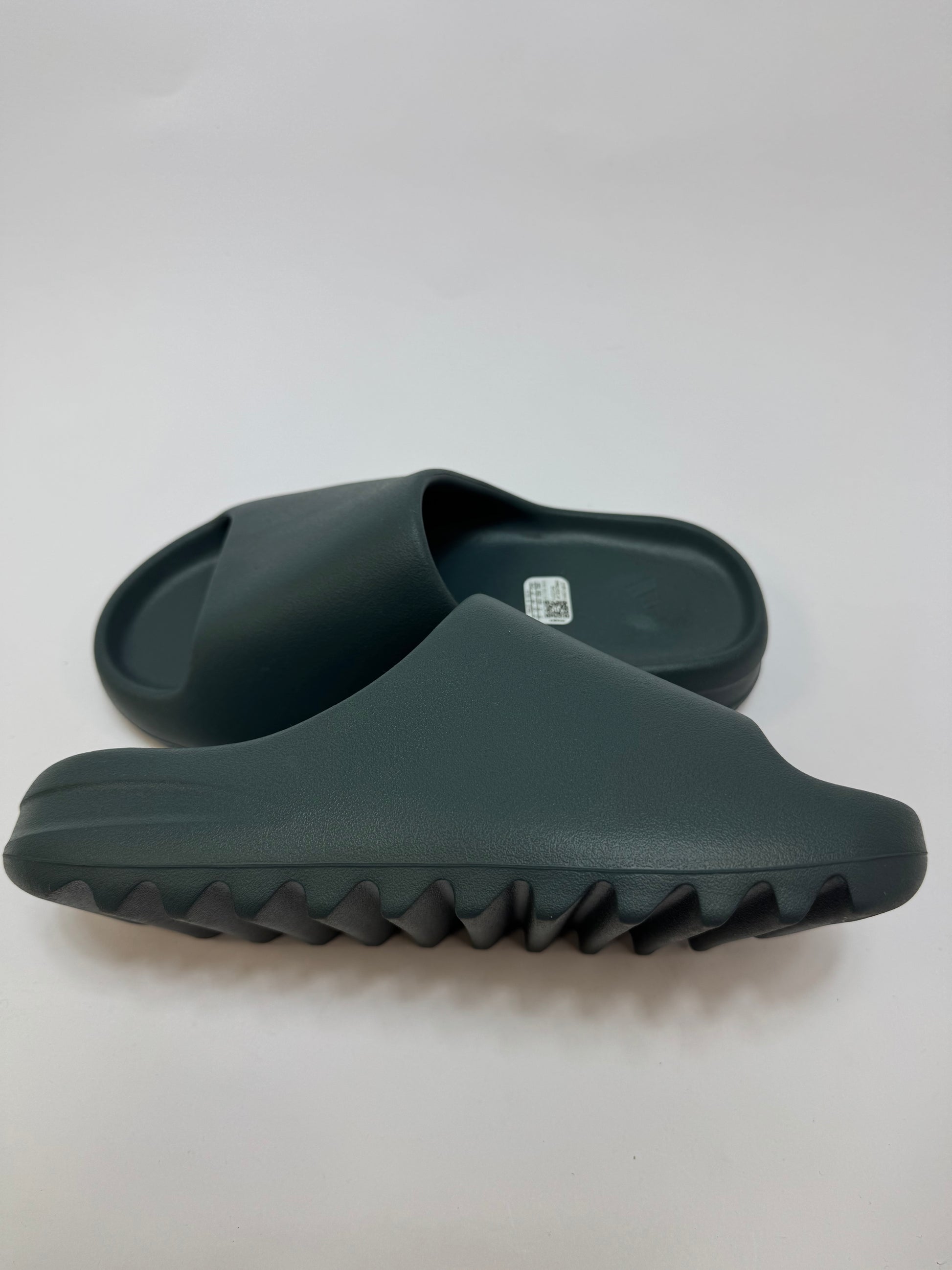 Yeezy Slide Slate Marine linke Ansicht mit marineblauen Akzenttönen im Design
