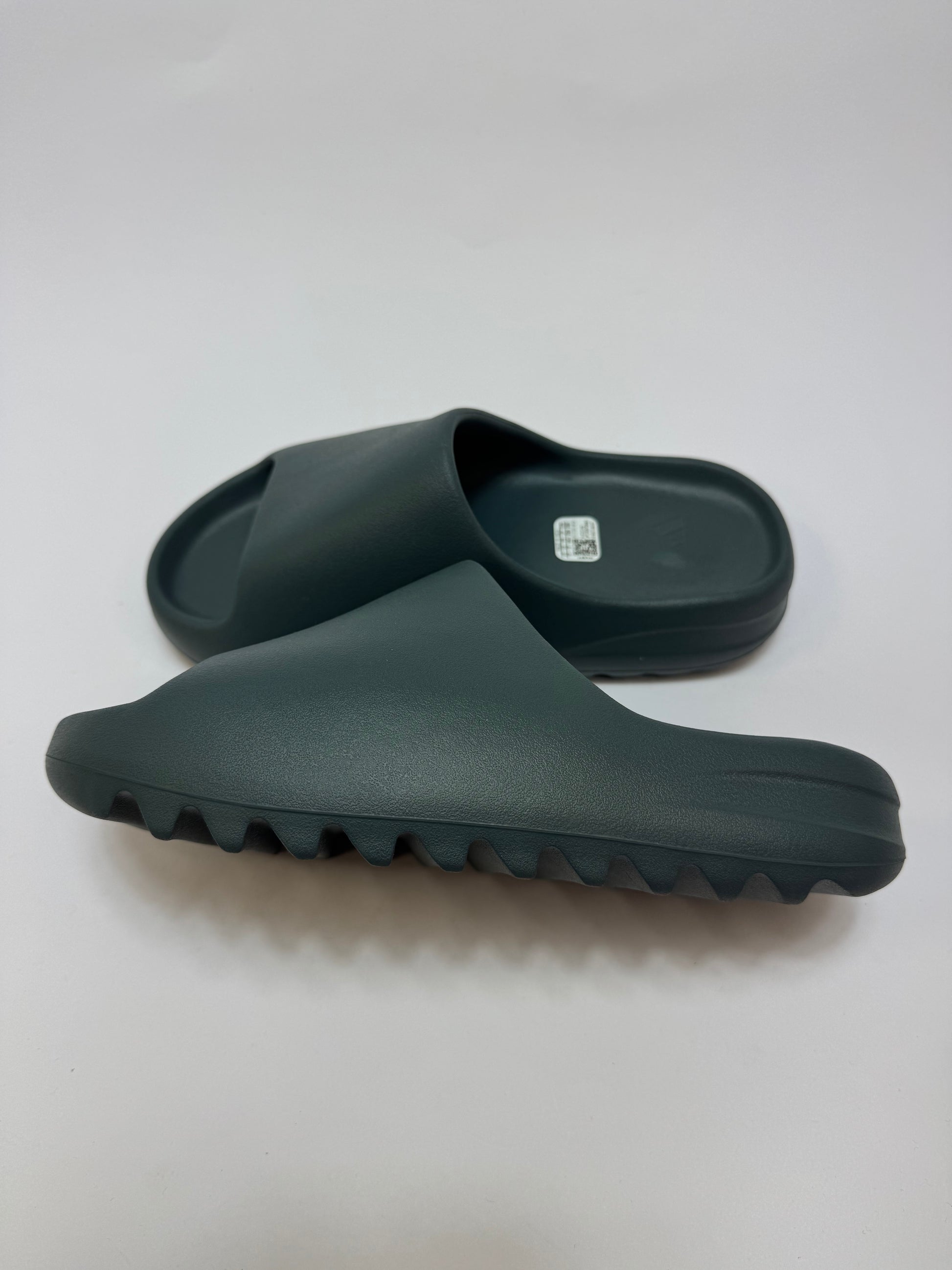 Yeezy Slide Slate Marine rechte Außenseite mit slate-farbenem Obermaterial