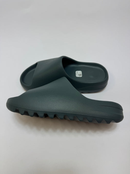 Yeezy Slide Slate Marine rechte Außenseite mit slate-farbenem Obermaterial