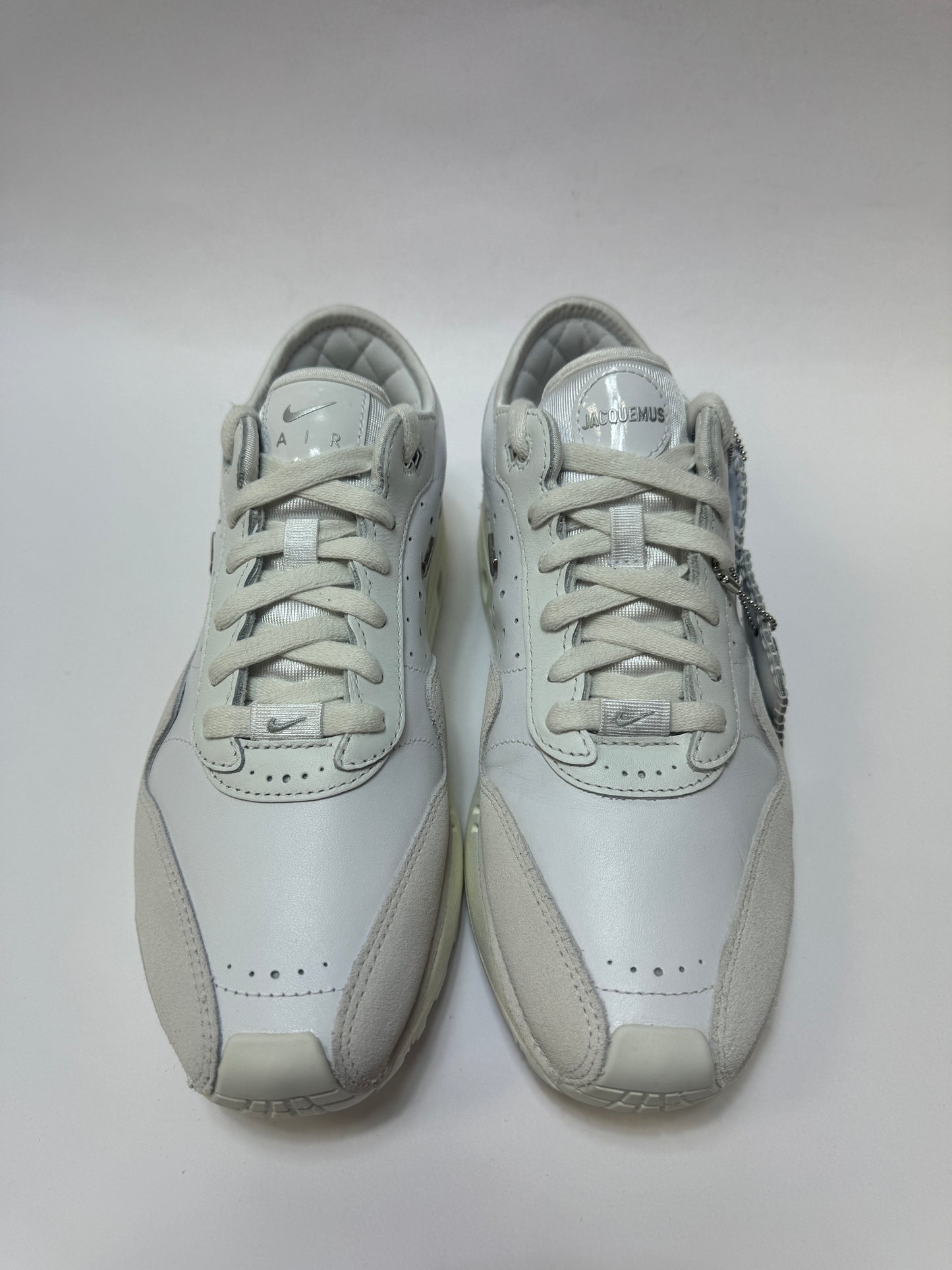 Nike Jacquemus Air Max 1 ’86 White Women – Detailaufnahme Suede & Air-Fenster