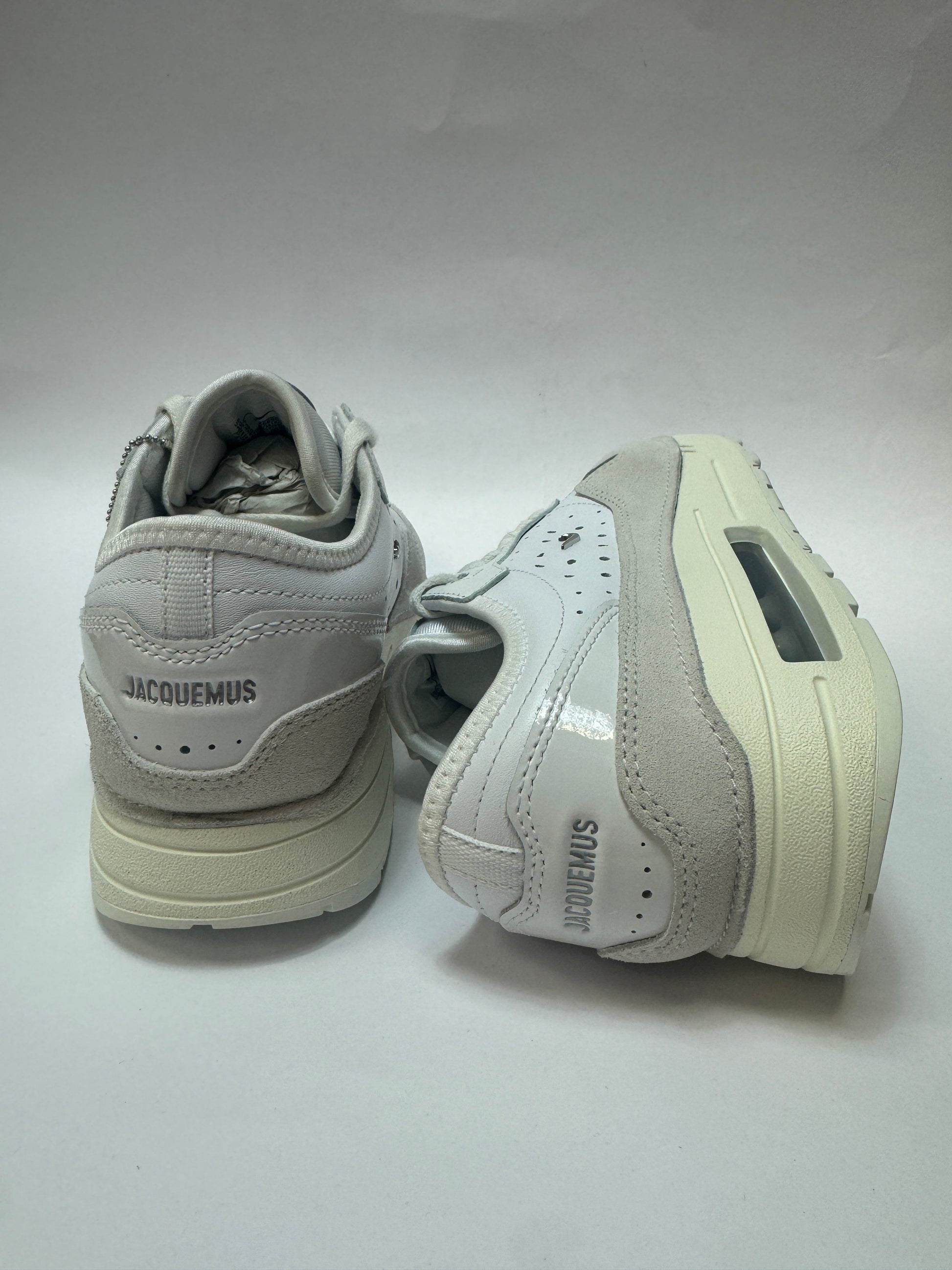 Nike Jacquemus Air Max 1 ’86 White Women – Fersenansicht mit Jacquemus Branding