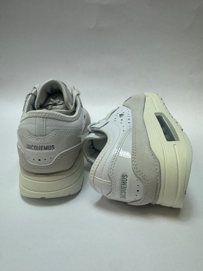 Nike Jacquemus Air Max 1 ’86 White Women – Fersenansicht mit Jacquemus Branding