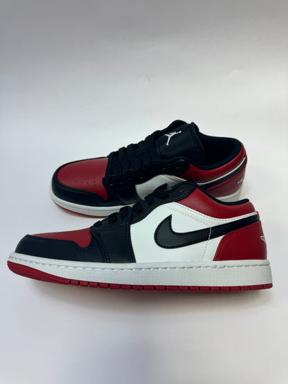 Seitenansicht des Air Jordan 1 Low Bred Toe mit klassischem schwarz-weiß-rotem Leder-Upper.