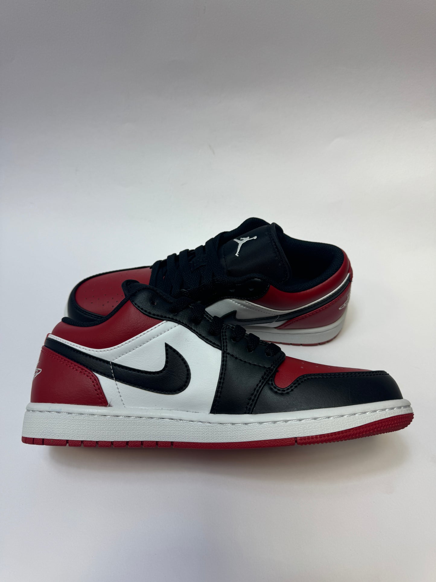 Innenansicht des Sneakers mit kontrastierendem Lining und detailreichem Swoosh-Design.