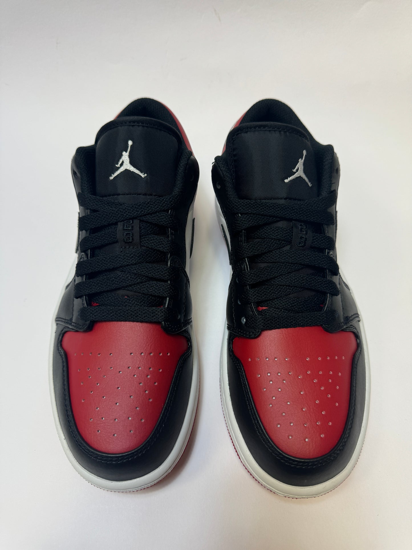 Draufsicht auf beide Sneaker mit sichtbarem Colour-Blocking und perforierter Zehenbox.