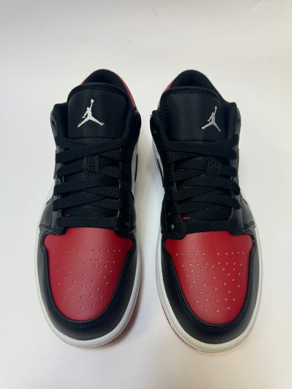 Draufsicht auf beide Sneaker mit sichtbarem Colour-Blocking und perforierter Zehenbox.