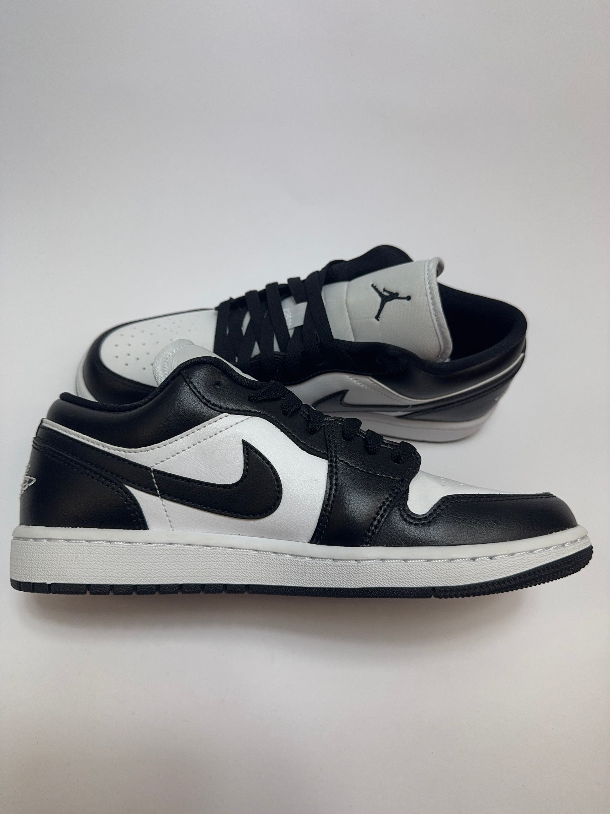 Innenansicht des Sneakers mit sauberem Lining und kontrastierenden Details.