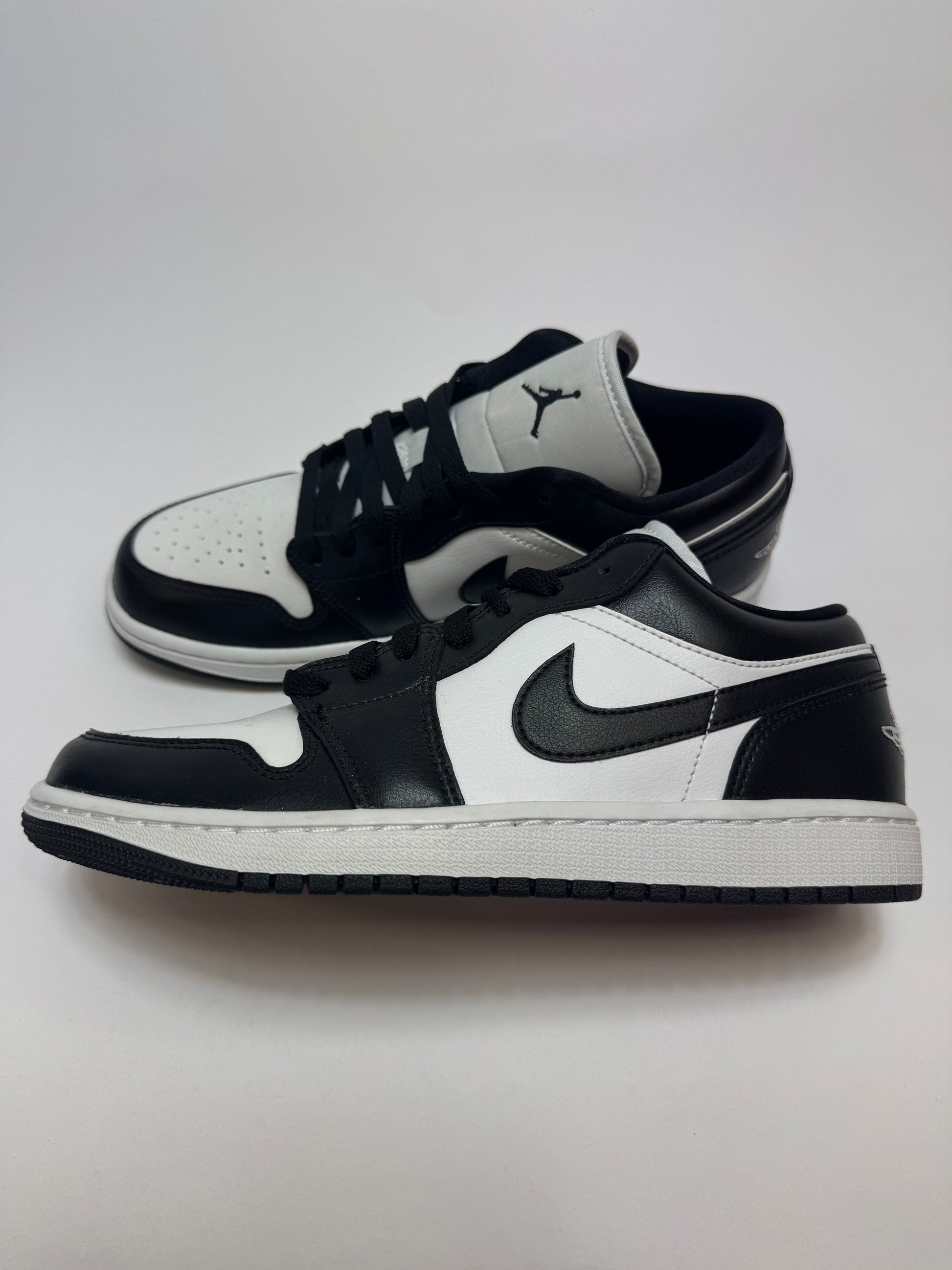 Seitenansicht des Air Jordan 1 Low „Panda“ mit klassischem Schwarz-Weiß-Leder-Upper.