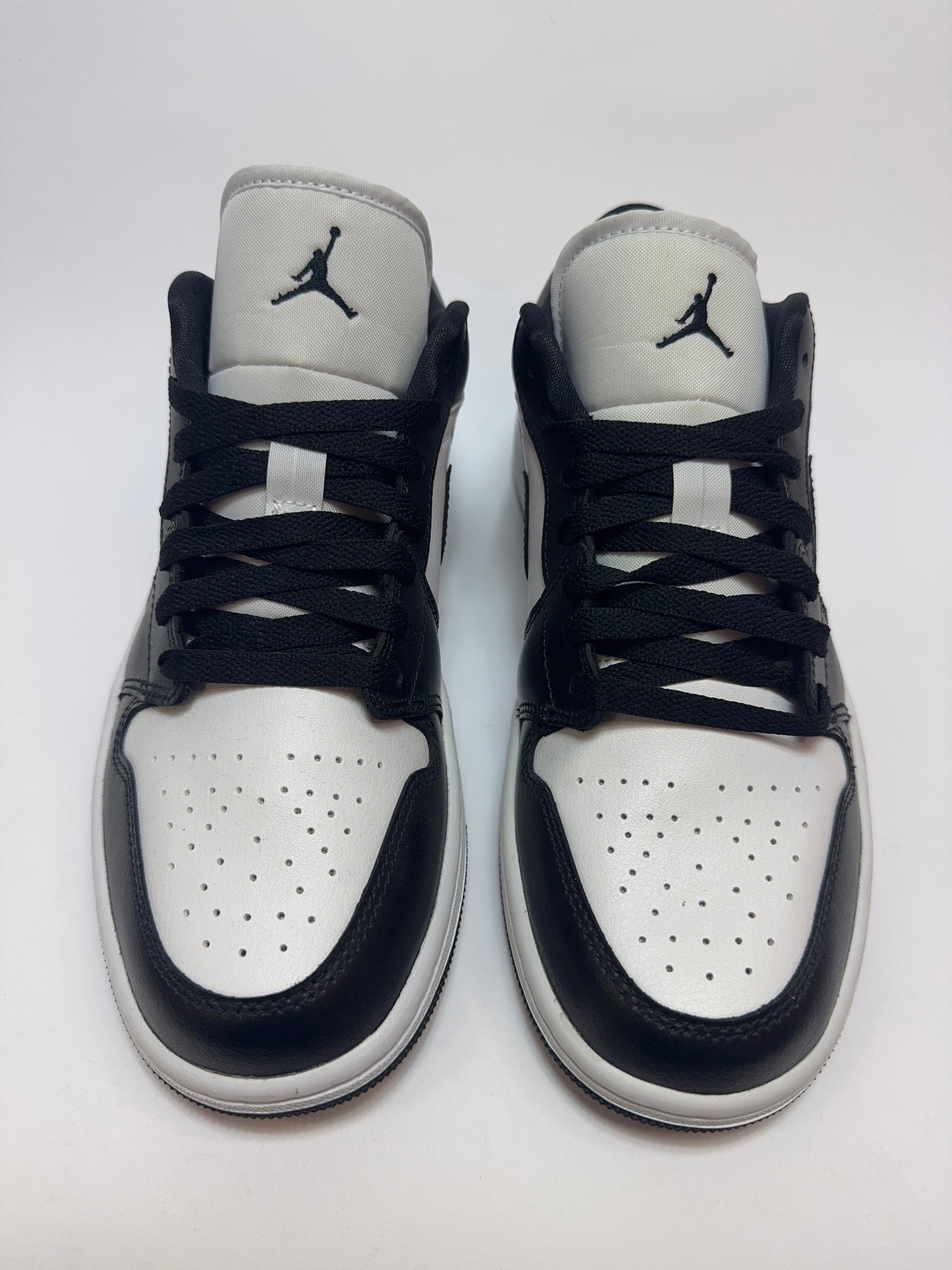 Draufsicht auf beide Sneaker mit klarer, monochromer Farbgebung.