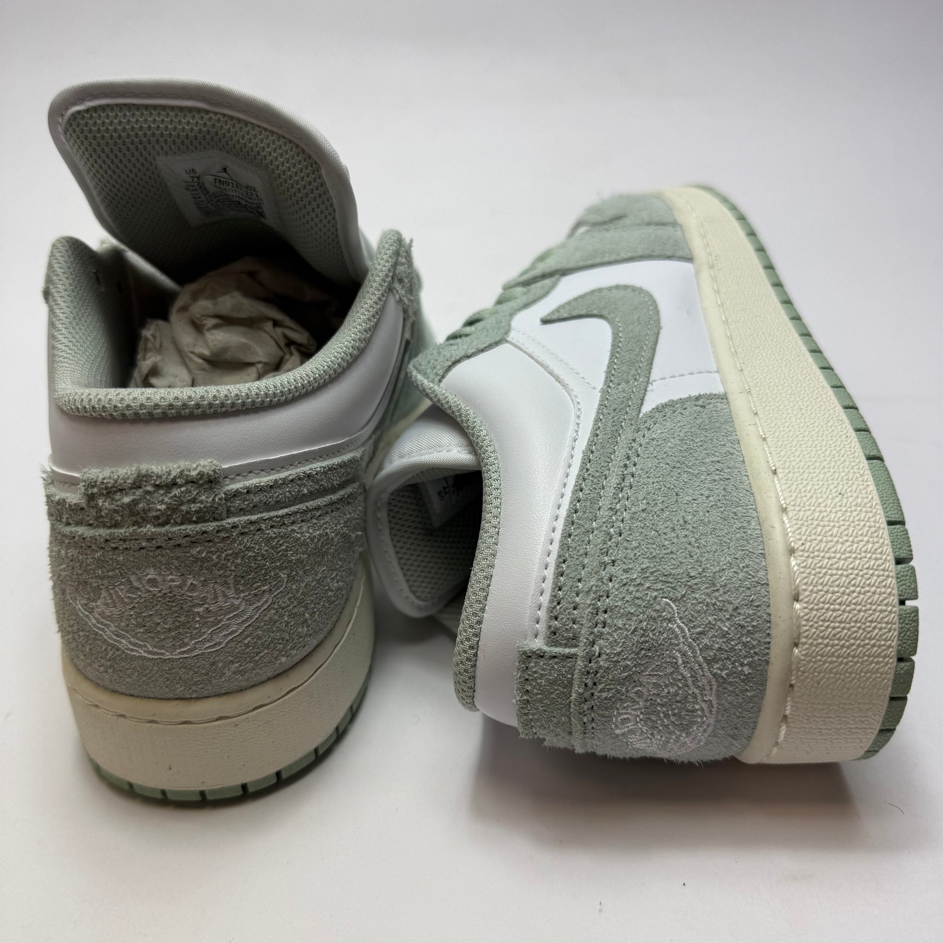 Rückansicht des Air Jordan 1 Low SE Seafoam mit gesticktem Air Jordan Wings Logo und Seafoam-Suede an der Ferse