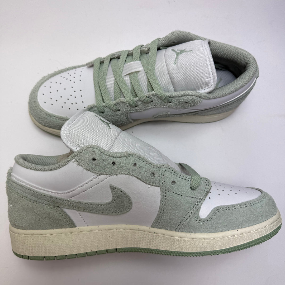 Innenansicht des Air Jordan 1 Low SE Seafoam mit cleanem White-, Seafoam- und Sail-Colorblocking