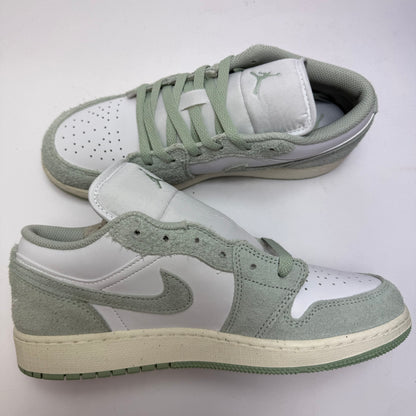 Innenansicht des Air Jordan 1 Low SE Seafoam mit cleanem White-, Seafoam- und Sail-Colorblocking