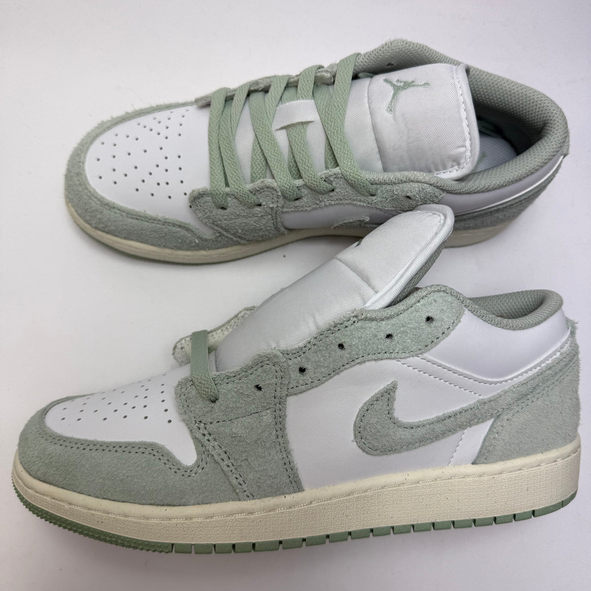 Seitenansicht des Air Jordan 1 Low SE Seafoam mit weißer Lederbasis, grünen Suede-Overlays und Seafoam Swoosh