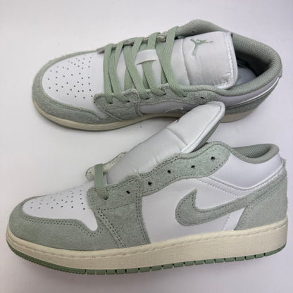 Seitenansicht des Air Jordan 1 Low SE Seafoam mit weißer Lederbasis, grünen Suede-Overlays und Seafoam Swoosh