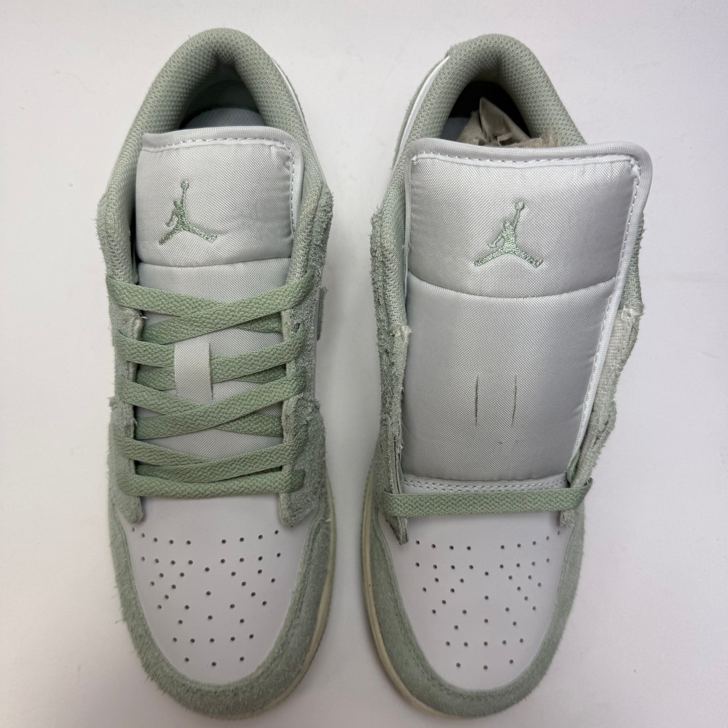 Draufsicht auf beide Air Jordan 1 Low SE Seafoam mit farblich abgestimmter Schnürung und klassischer AJ1-Silhouette
