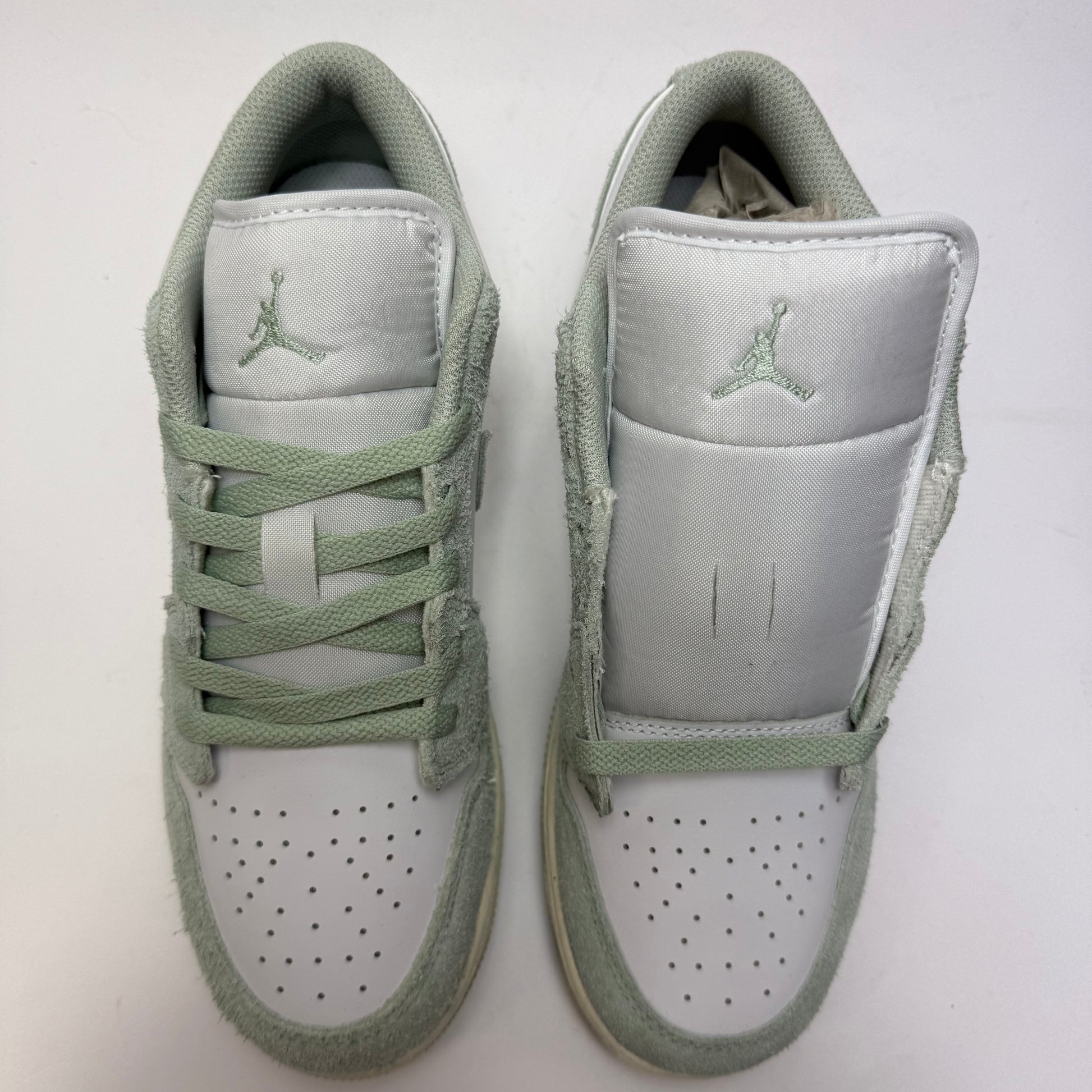 Draufsicht auf beide Air Jordan 1 Low SE Seafoam mit farblich abgestimmter Schnürung und klassischer AJ1-Silhouette