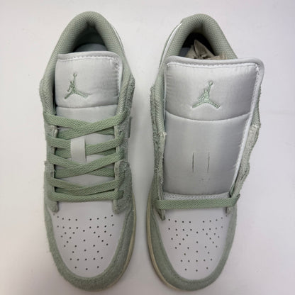 Draufsicht auf beide Air Jordan 1 Low SE Seafoam mit farblich abgestimmter Schnürung und klassischer AJ1-Silhouette