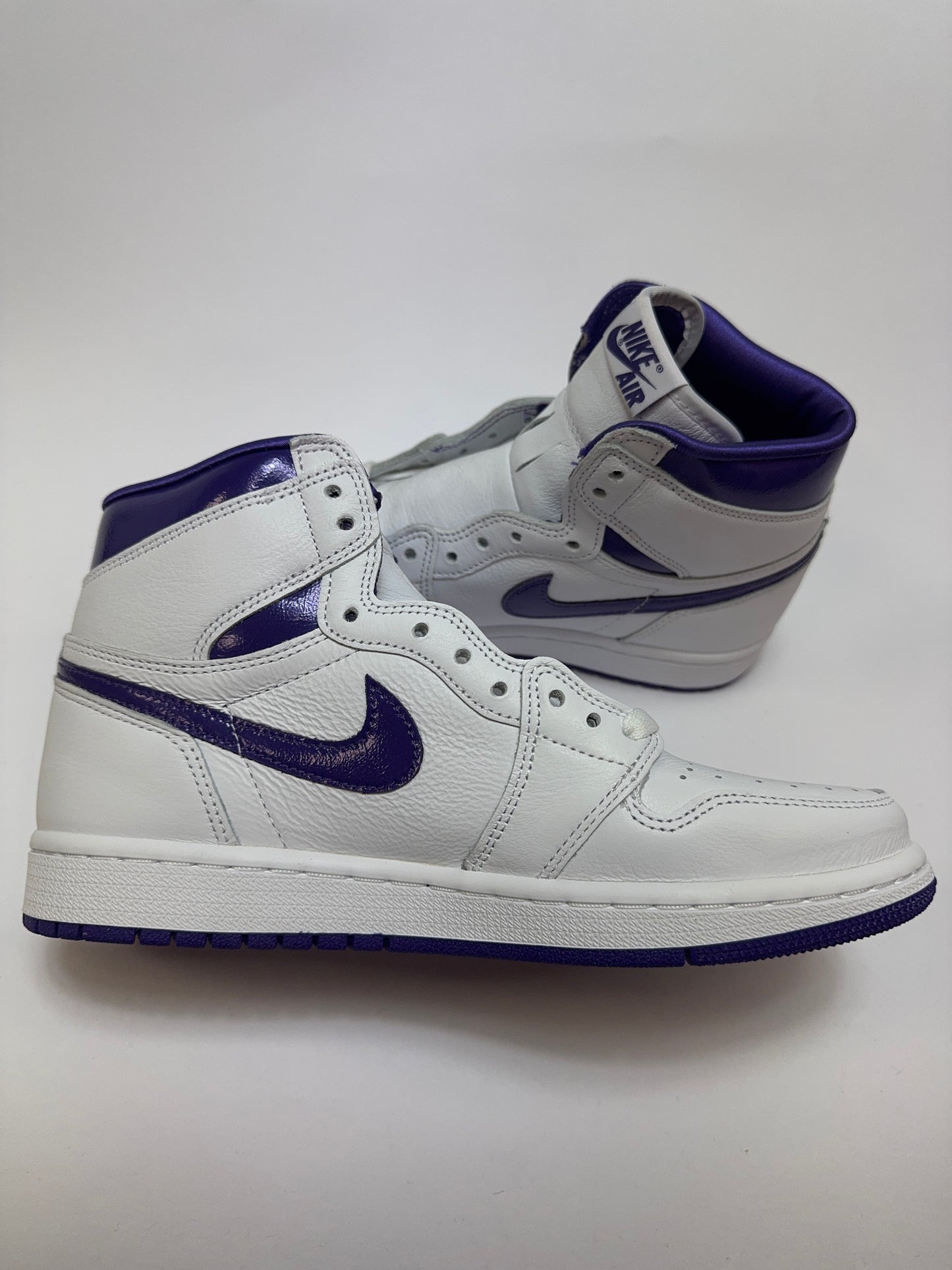 Innenansicht des Sneakers mit klassischem Nike Swoosh und charakteristischem AJ1 Colorblocking