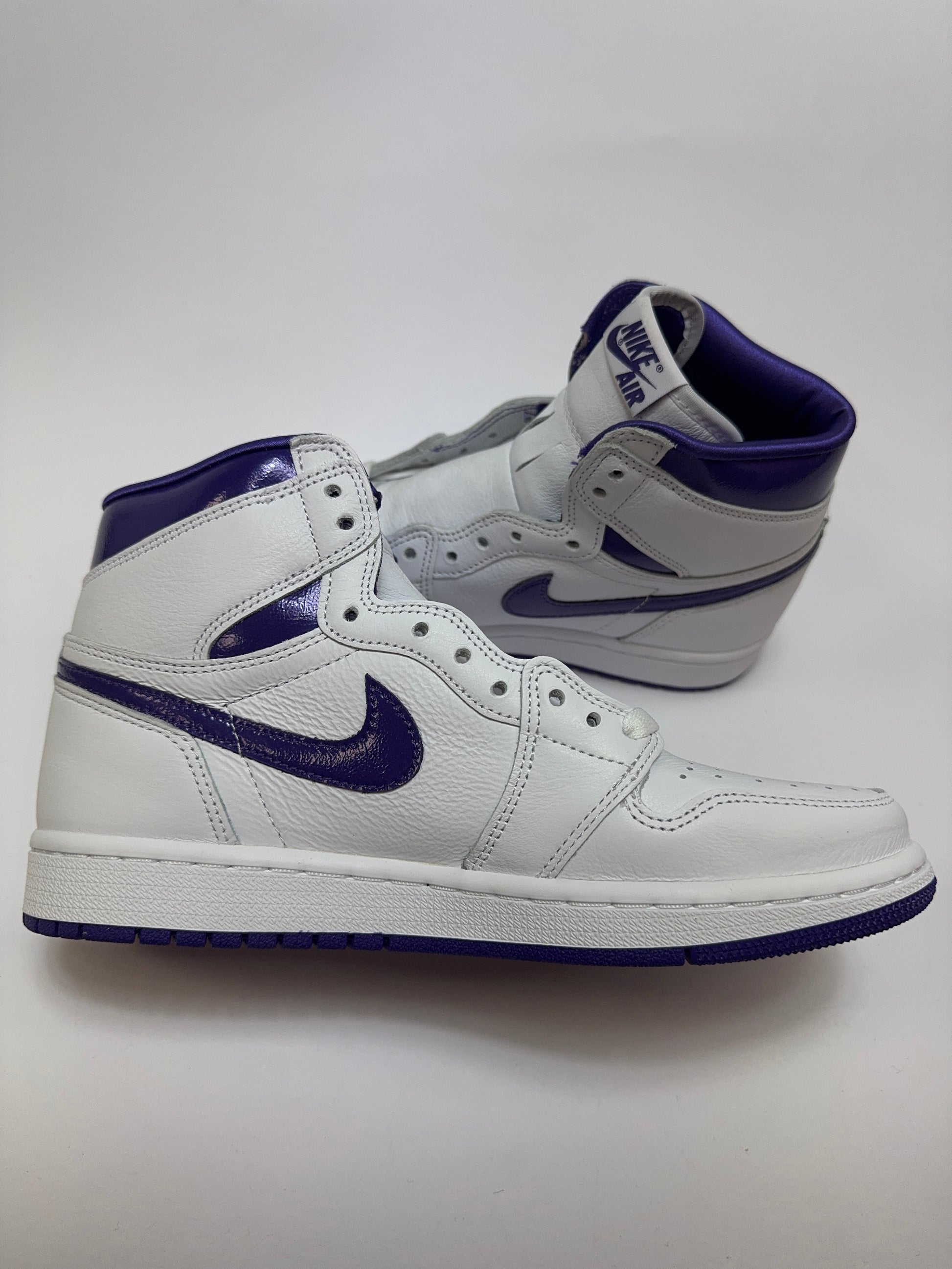 Innenansicht des Sneakers mit klassischem Nike Swoosh und charakteristischem AJ1 Colorblocking