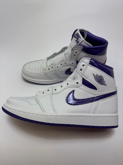 Seitenansicht des Air Jordan 1 Retro High Court Purple mit weißem Leder-Upper, schwarzen Details und Court-Purple-Overlays