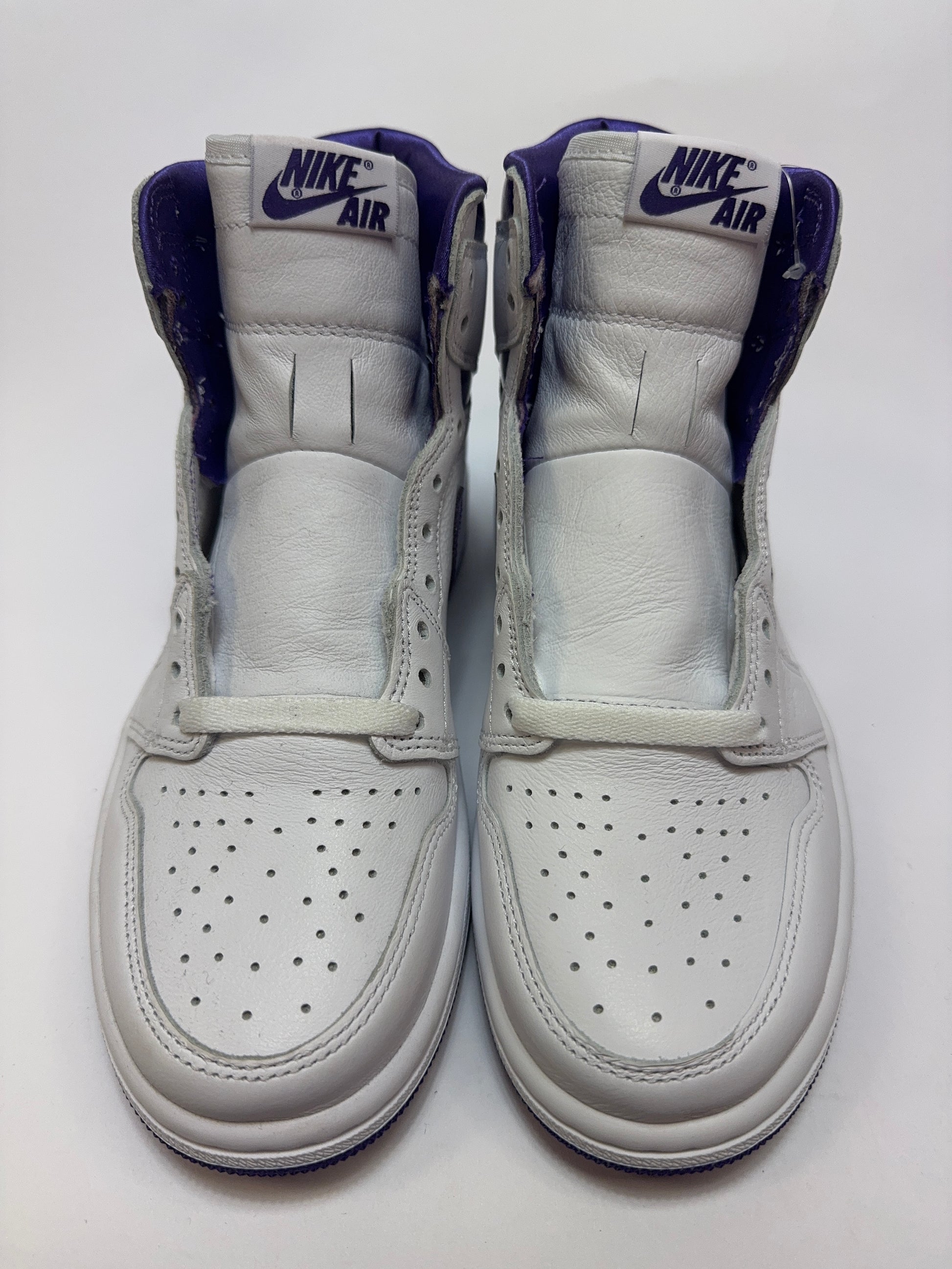 Draufsicht auf beide Sneaker mit klassischer High-Top-Silhouette und kontrastreicher Farbgebung