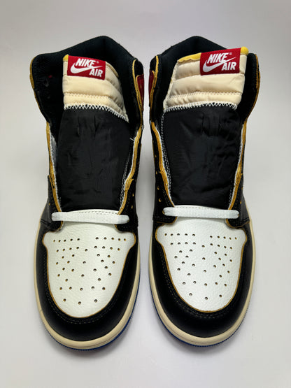 Draufsicht auf beide Sneaker mit charakteristischem Colorblocking und klassischer AJ1 Silhouette.