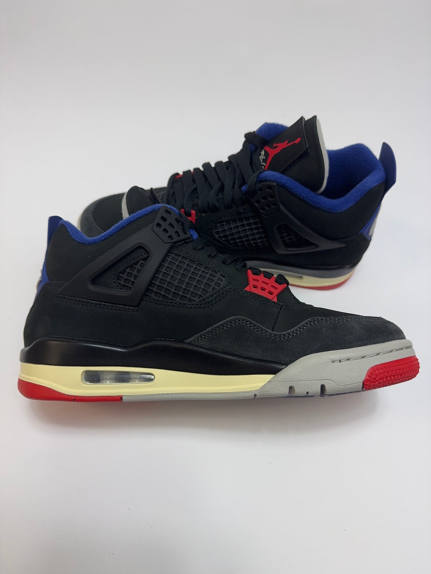Air Jordan 4 Rare Air White Lettering linke Ansicht mit Fire Red Akzent und dunklem Smoke Grey Overlay