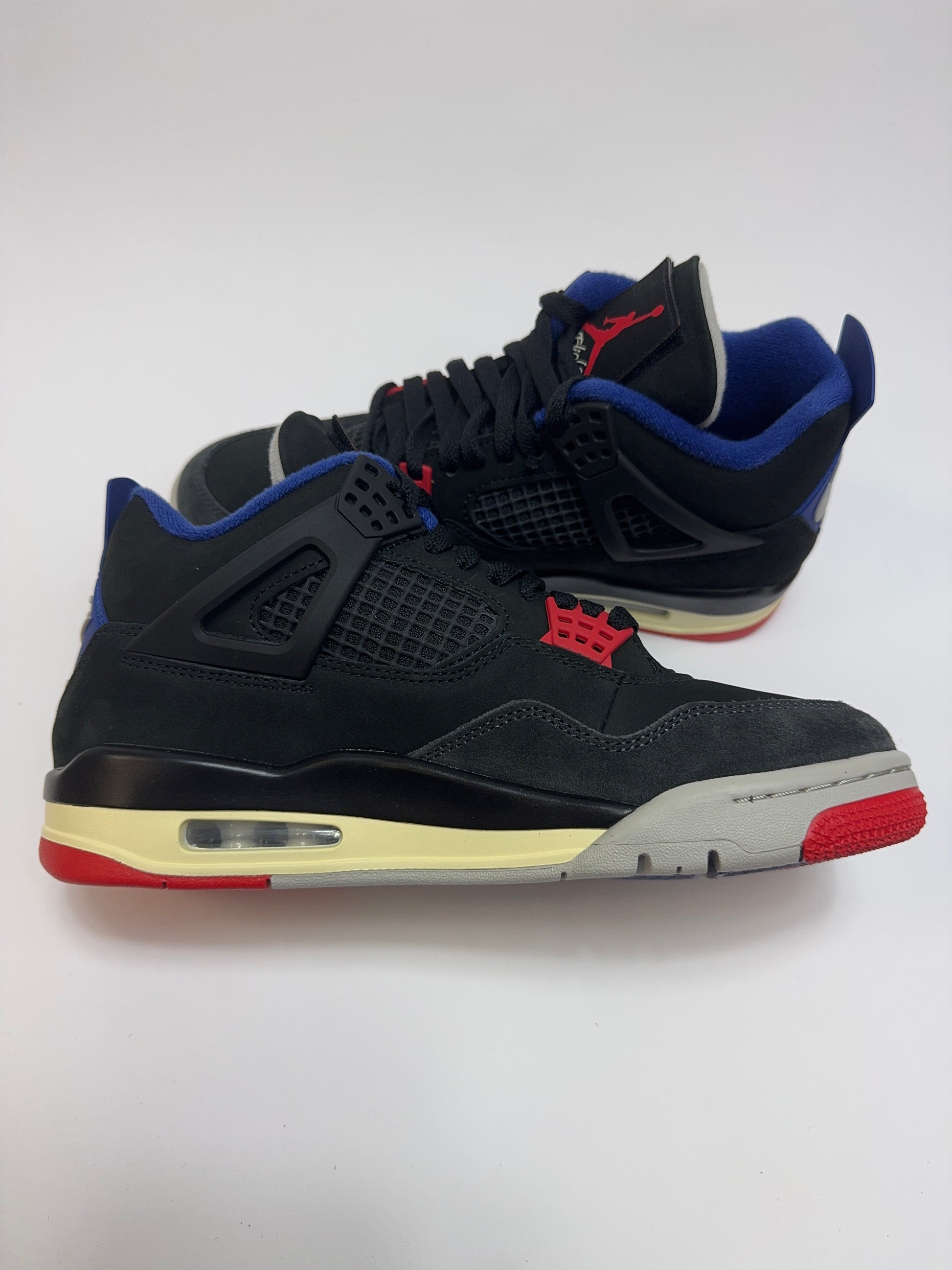 Air Jordan 4 Rare Air White Lettering linke Ansicht mit Fire Red Akzent und dunklem Smoke Grey Overlay
