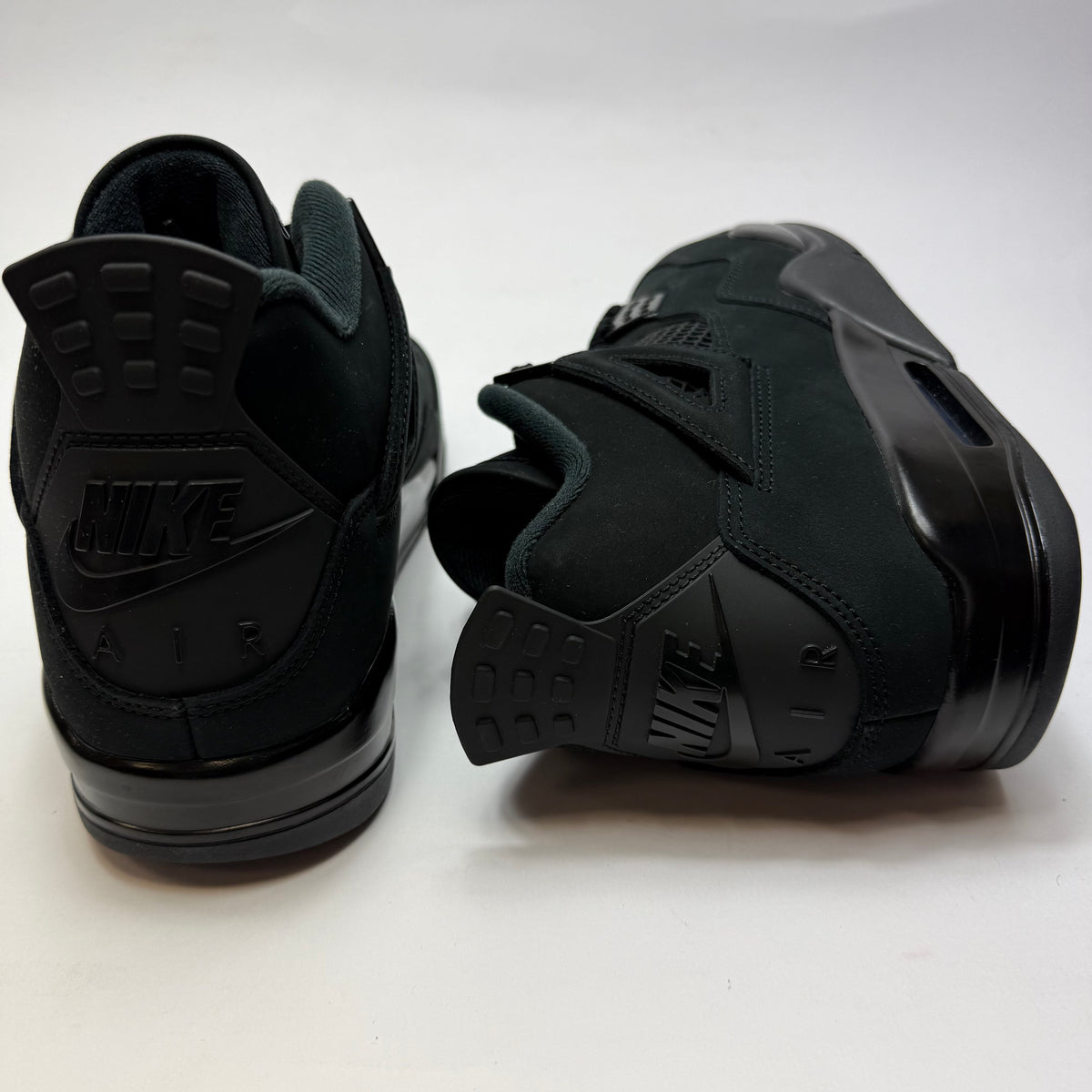 Rückansicht des Air Jordan 4 Black Cat 2025 mit klassischem Nike Air Branding auf der Ferse