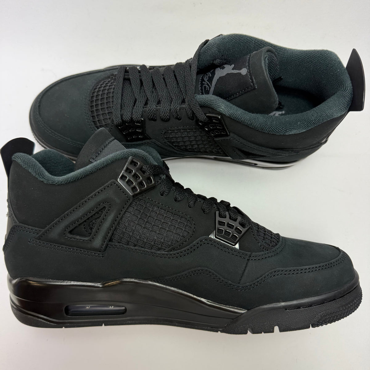 Innenansicht des Air Jordan 4 Black Cat 2025 mit schwarzem Upper und charakteristischem Mesh- und Wing-Design