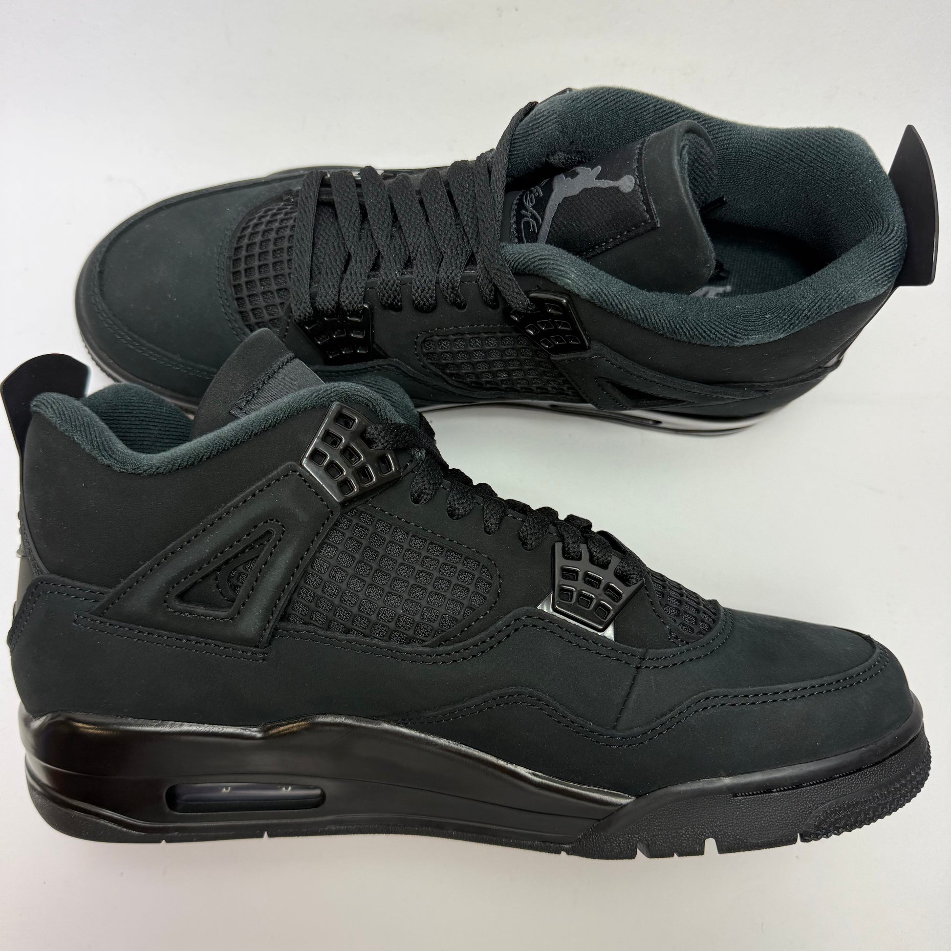 Innenansicht des Air Jordan 4 Black Cat 2025 mit schwarzem Upper und charakteristischem Mesh- und Wing-Design