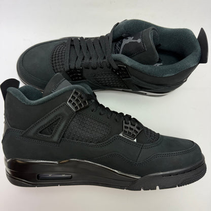 Innenansicht des Air Jordan 4 Black Cat 2025 mit schwarzem Upper und charakteristischem Mesh- und Wing-Design