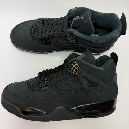 Seitenansicht des Air Jordan 4 Black Cat 2025 mit komplett schwarzem Nubuck-Upper und tonalen AJ4-Details