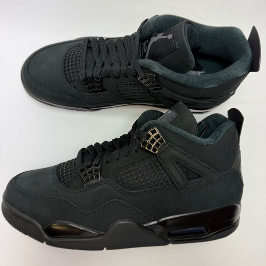 Seitenansicht des Air Jordan 4 Black Cat 2025 mit komplett schwarzem Nubuck-Upper und tonalen AJ4-Details