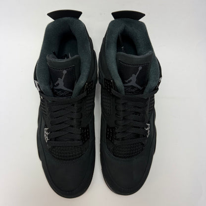 Draufsicht auf beide Air Jordan 4 Black Cat 2025 mit schwarzer Schnürung und monochromem Design