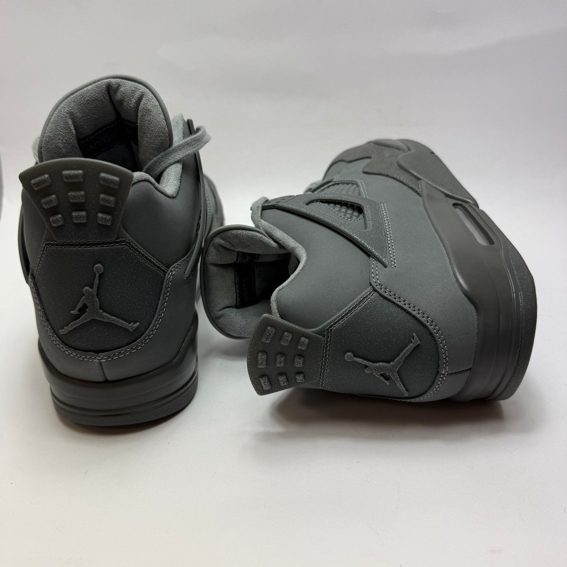 Rückansicht des Modells mit Nike Air Branding und eleganten grauen Akzenten