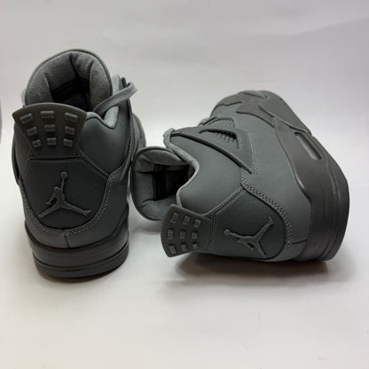Rückansicht des Modells mit Nike Air Branding und eleganten grauen Akzenten