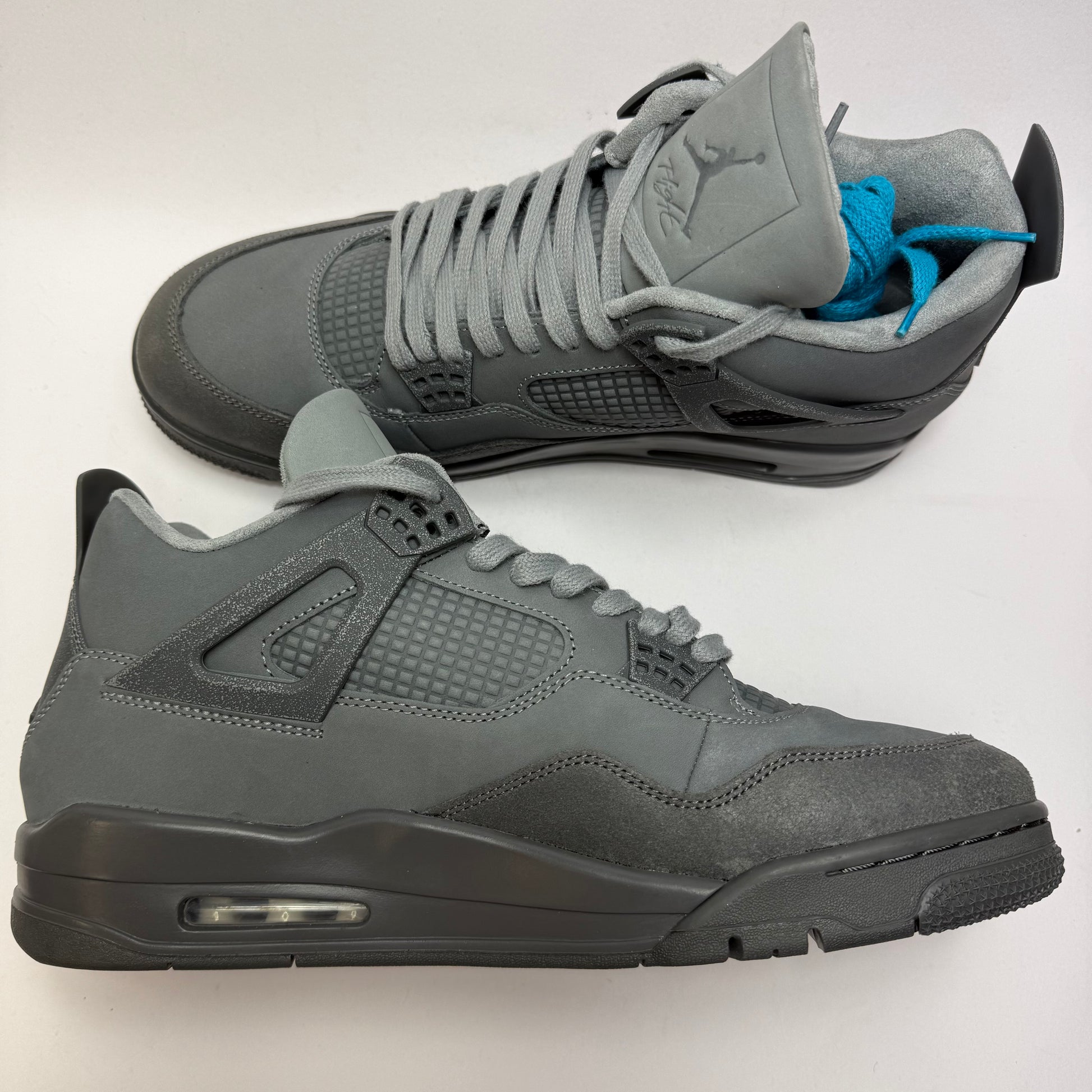 Innenansicht des Sneakers mit Premium-Materialien und charakteristischen Air Jordan 4 Details