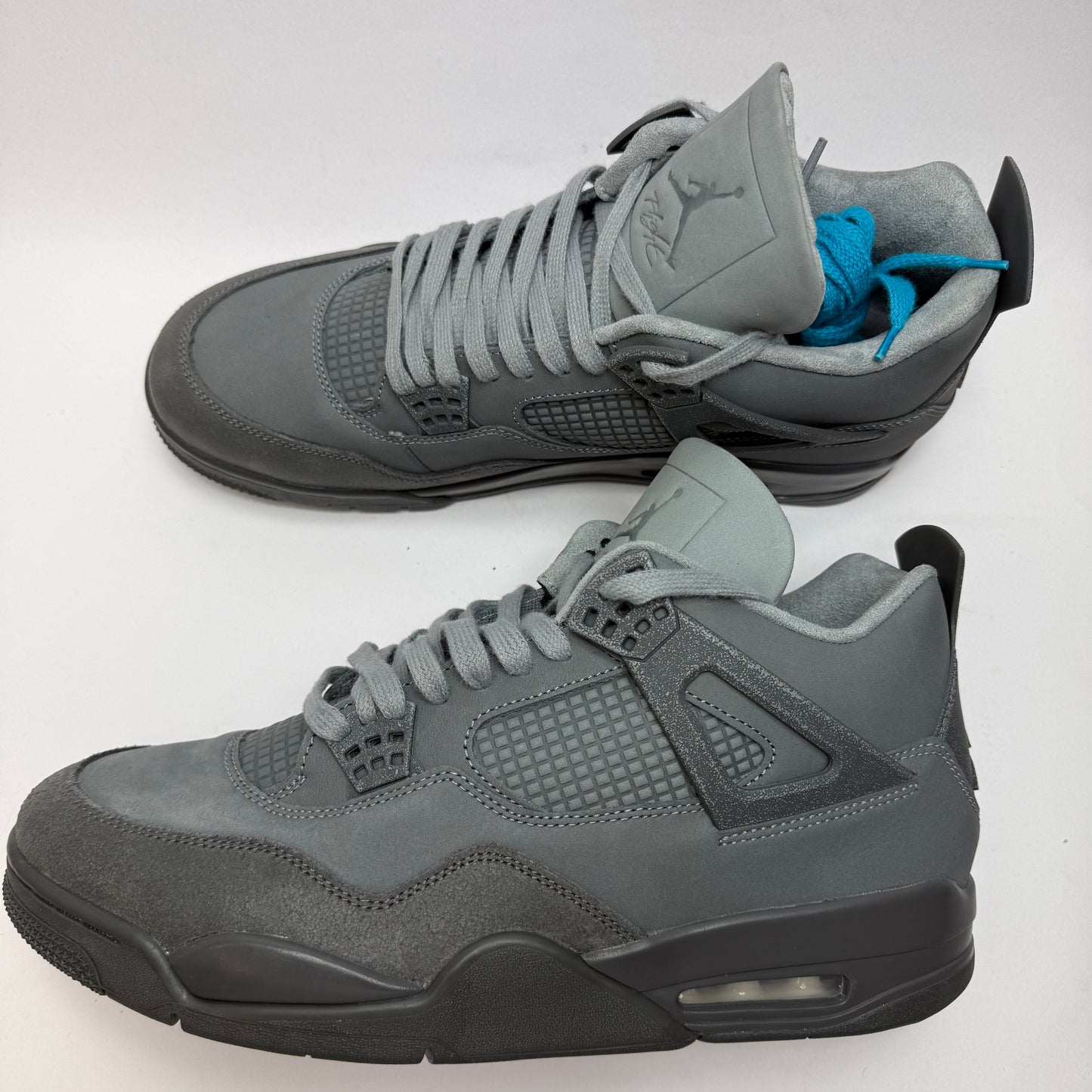Seitenansicht des Air Jordan 4 Retro SE Paris mit hochwertigem Wildleder-Upper und grauem Colorblocking