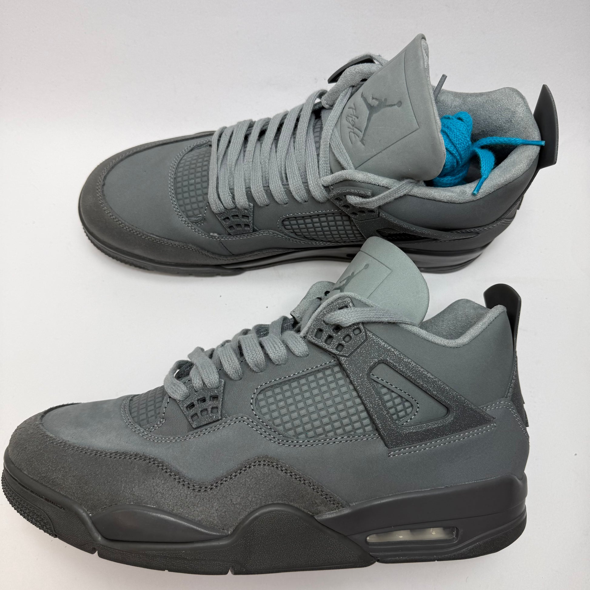 Seitenansicht des Air Jordan 4 Retro SE Paris mit hochwertigem Wildleder-Upper und grauem Colorblocking