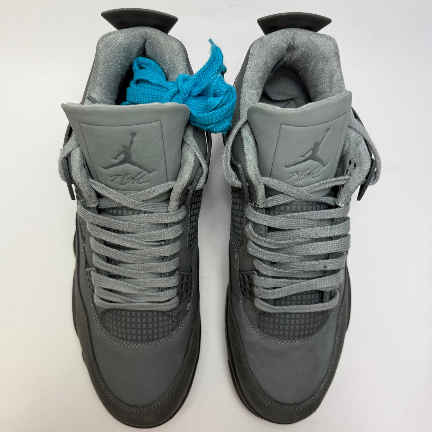 Draufsicht auf beide Sneaker mit klassischer AJ4 Silhouette und hochwertigen Suede-Overlays