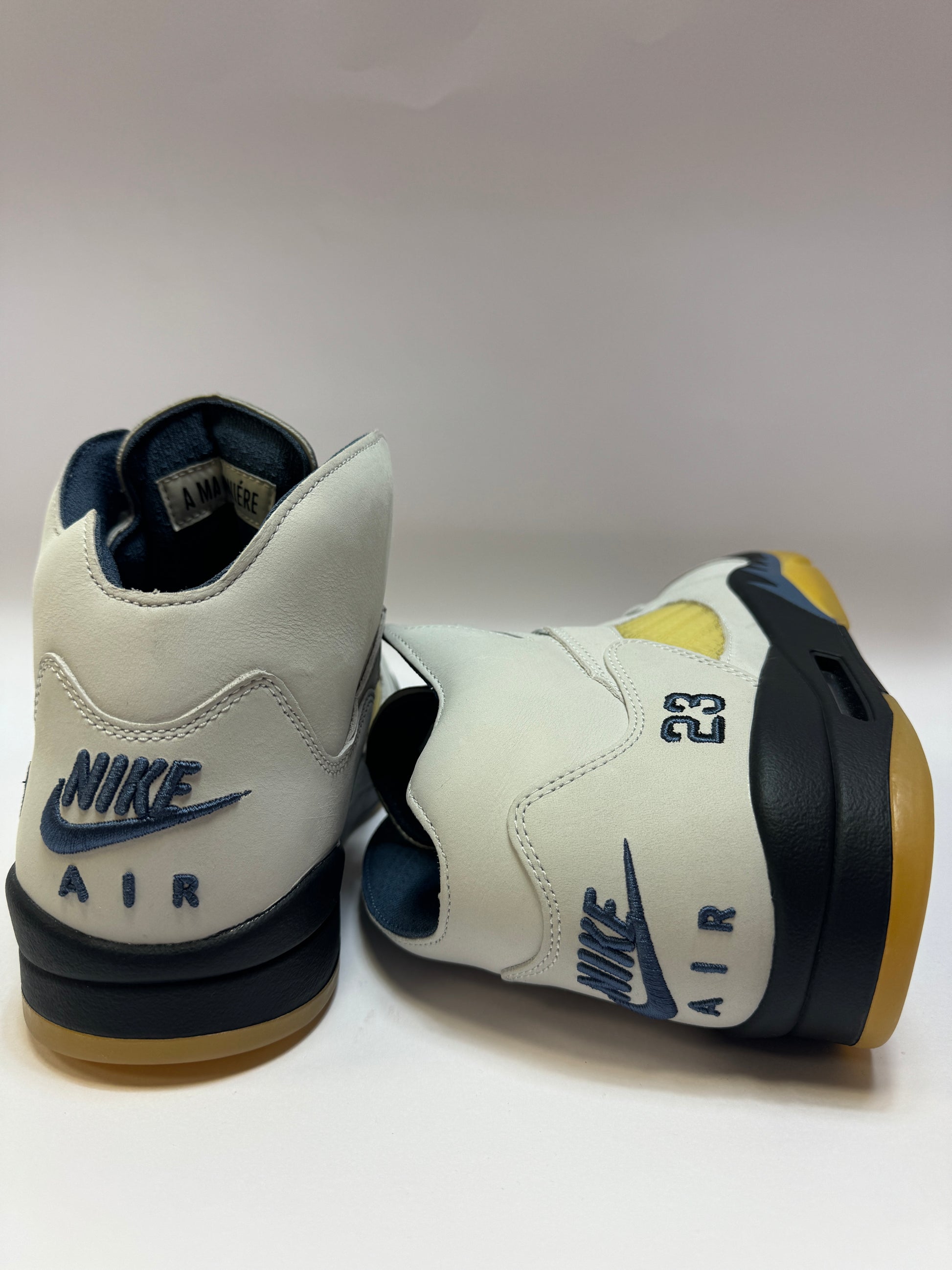 Rückansicht des Modells mit geprägtem Branding und markanter Fersenpartie.