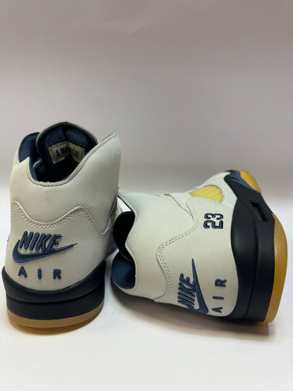 Rückansicht des Modells mit geprägtem Branding und markanter Fersenpartie.