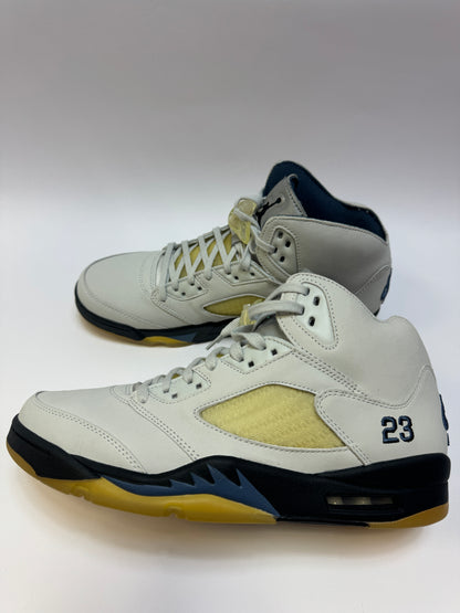 Seitenansicht des Air Jordan 5 A Ma Maniére „Diffused Blue“ in Blau mit hochwertigem Upper und charakteristischer Mittelsohle